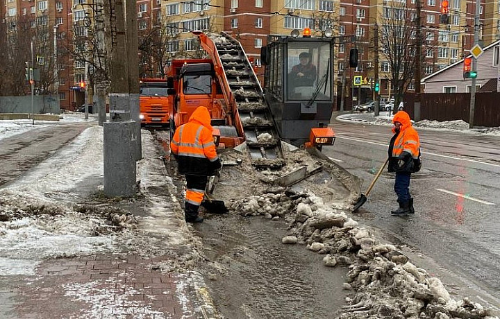 Тульские коммунальщики вывезли снег с улицы Болдина