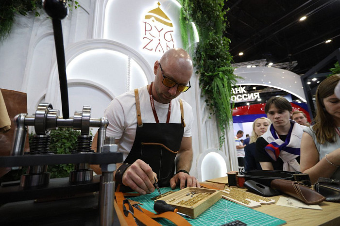 Люди, машины, роскошь: яркие фото третьего дня ПМЭФ-2024