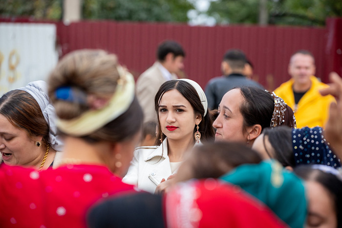 Молодожены-подростки и пир горой: как в тульском Плеханово отмечают цыганские свадьбы