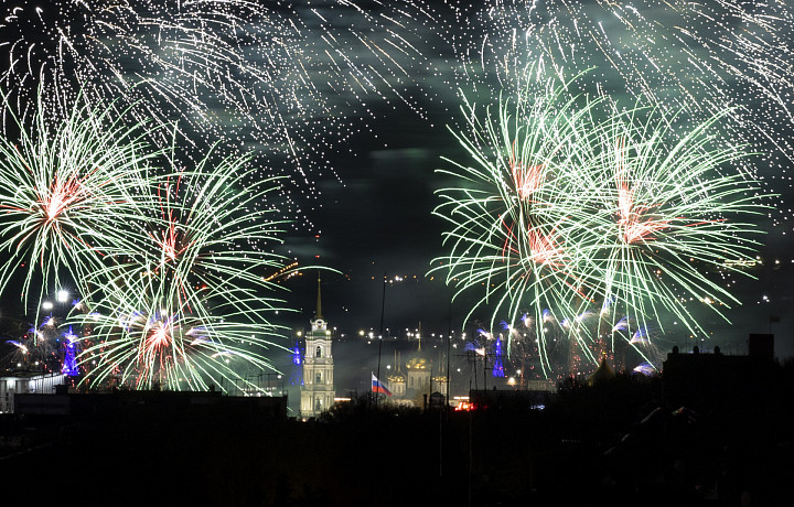 В российских регионах начали запрещать продажу фейерверков: ограничат ли запуск салютов в Тульской области
