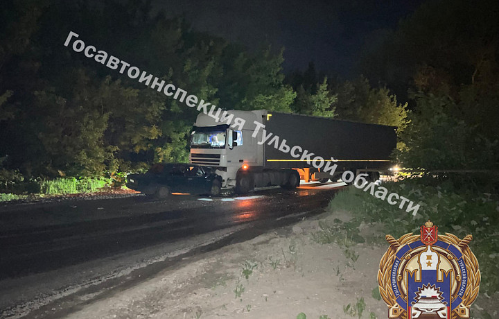 ﻿В Новомосковске «ВАЗ» вылетел на встречную полосу и врезался в фуру: водитель попал в больницу