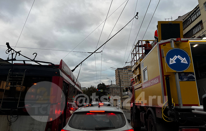 На перекрестке Красноармейского проспекта и улицы Дмитрия Ульянова в Туле встали троллейбусы