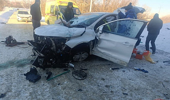 В Тульской области машина протаранила отбойник и упала с моста: пострадали три человека