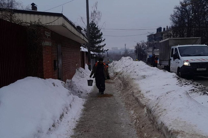 Улицы Тулы обрабатывают противогололедными материалами