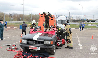 В Туле проходят соревнования спасателей ЦФО по ликвидации последствий ДТП