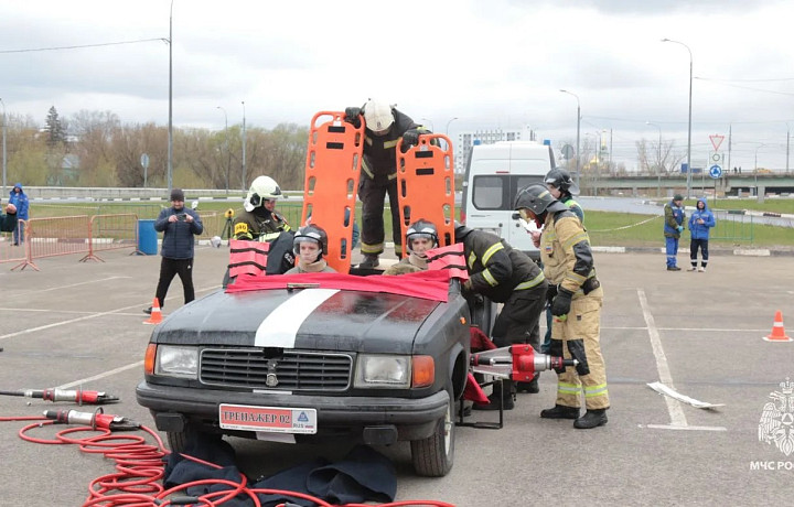 В Туле проходят соревнования спасателей ЦФО по ликвидации последствий ДТП