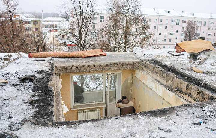 В Новомосковске восстанавливают пострадавшую от БПЛА пятиэтажку