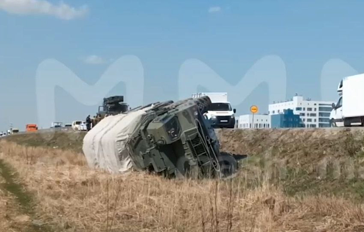 На трассе М-2 под Тулой перевернулся зенитно-ракетный комплекс С-400