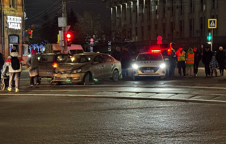 Из-за ДТП у торгового центра «Утюг» в Туле собирается пробка