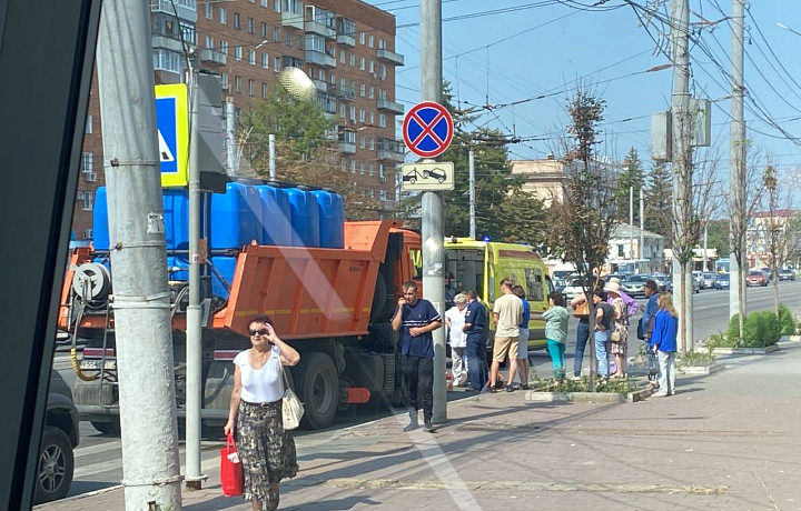 В Туле на пересечении Советской улицы с Красноармейским проспектом сбили девушку