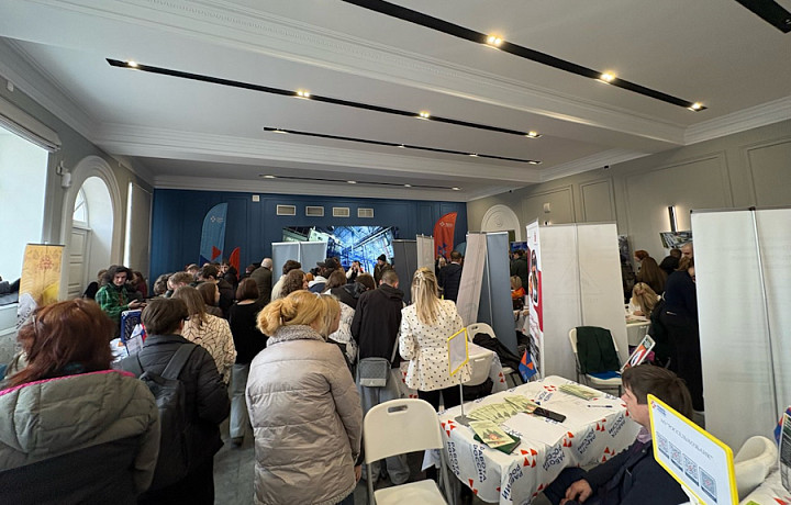 Тулякам рассказали, как работает молодёжный клуб на ярмарке трудоустройства