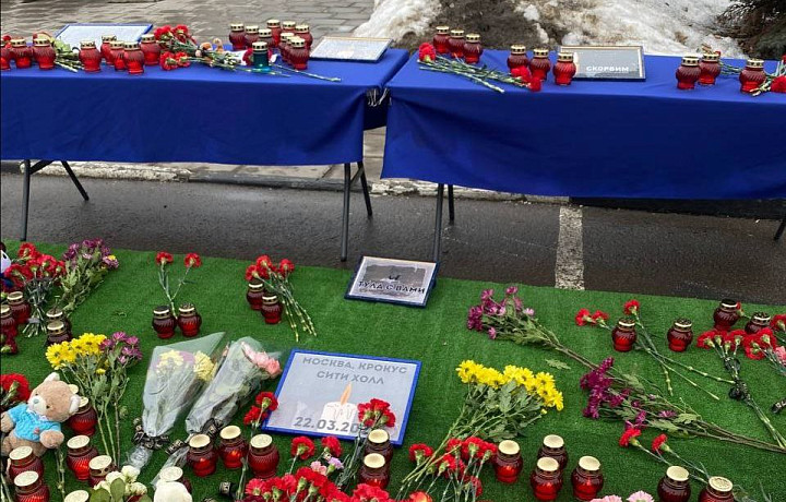 Тула скорбит: на площади приспустили флаг, люди несут цветы к стихийным мемориалам