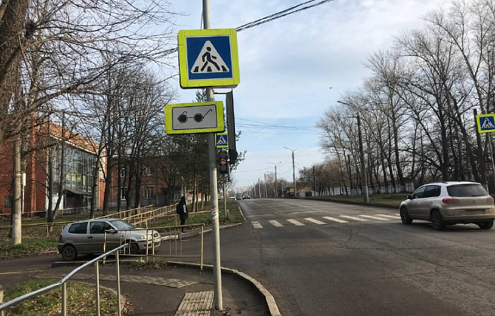 Дорожный знак «Слепые пешеходы» на остановке «ДК ВОС» в Туле установили на нормативной высоте