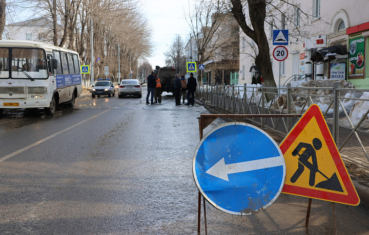 На пяти улицах Новомосковска проводят аварийный ямочный ремонт дорог
