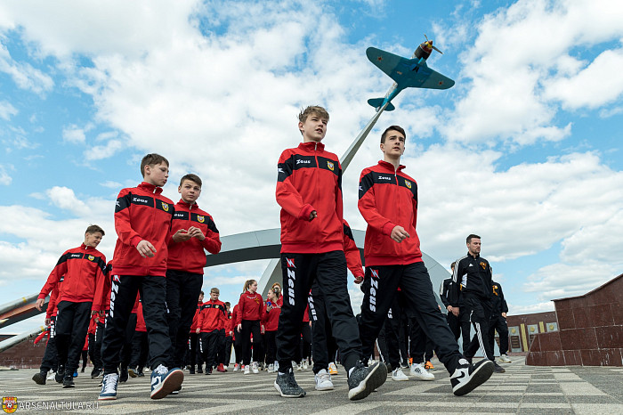 Футболисты «Арсенала» и волейболистки «Тулицы-2» возложили цветы к мемориалу «Защитникам неба Отечества»