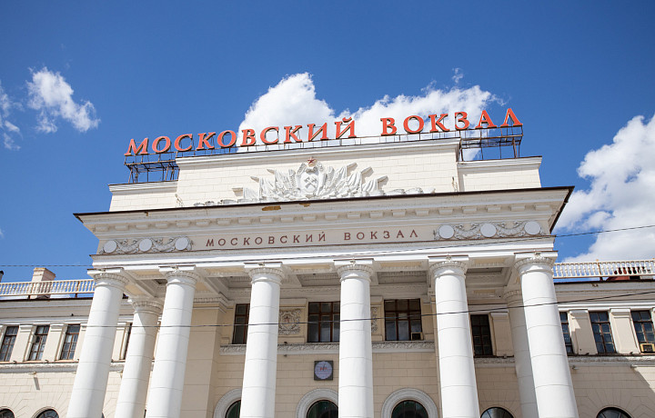 «Нет общего дизайн-кода: туристка негативно высказалась о территории у Московского вокзала в Туле – а будут ли там что-то менять?