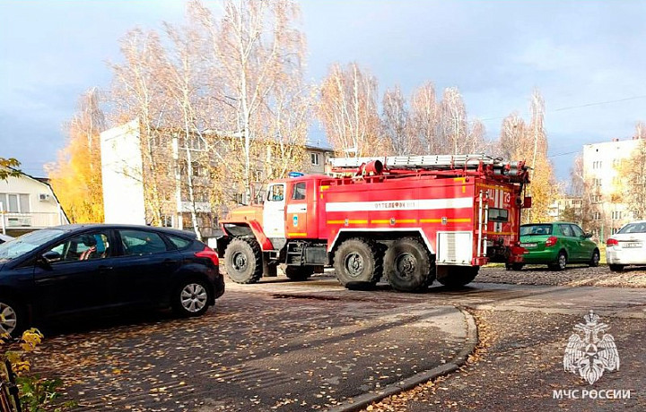 Тульские спасатели эвакуировали из пятиэтажного дома в Суворове 17 человек