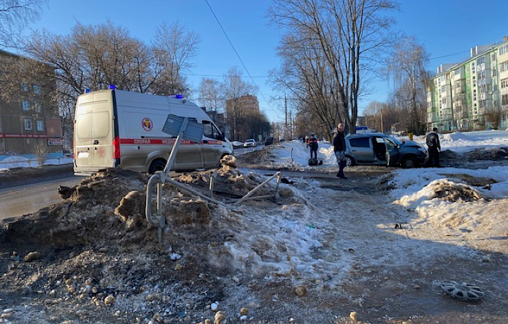 В Новомосковске на улице Вахрушева столкнулись Renault Sandero и Renault Logan