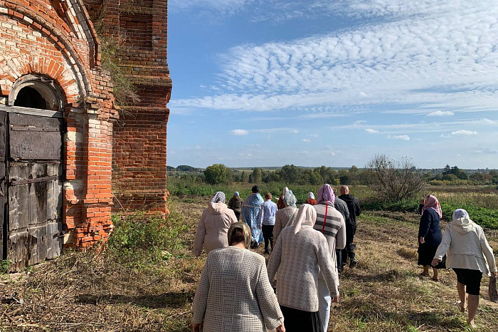 В Суворовском районе в заброшенном храме впервые прошло богослужение