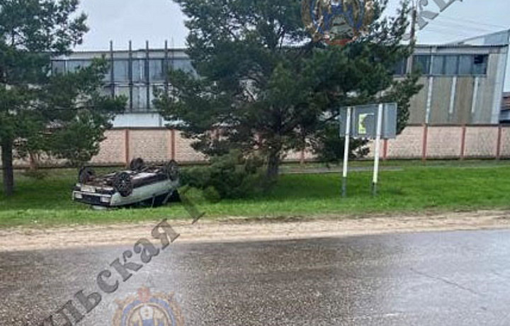 В Арсеньевском районе «ВАЗ» не уступил дорогу и устроил ДТП с перевертышем