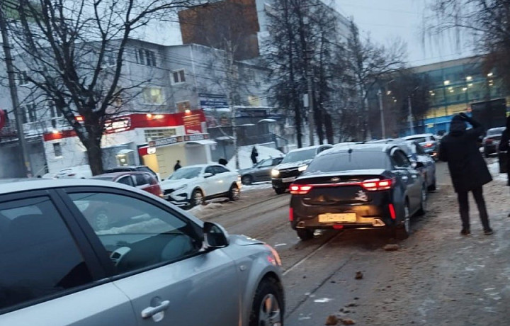 На улице Николая Руднева в Туле собралась пробка из-за тройного ДТП