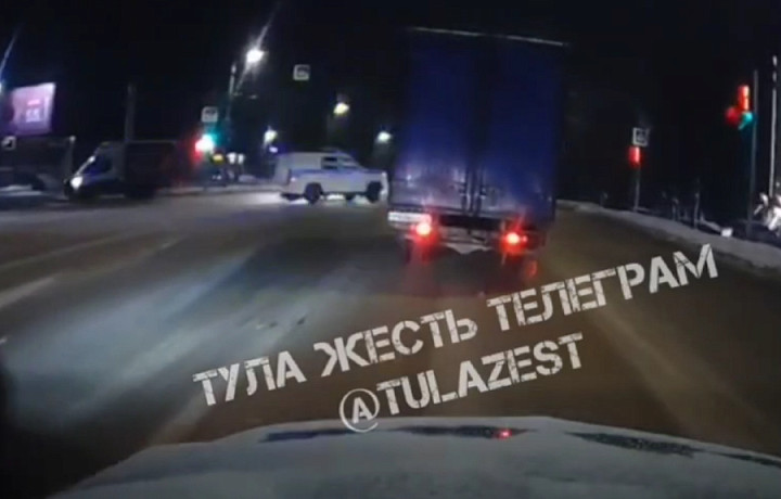 Момент ДТП с полицейской машиной под Тулой попал на видео