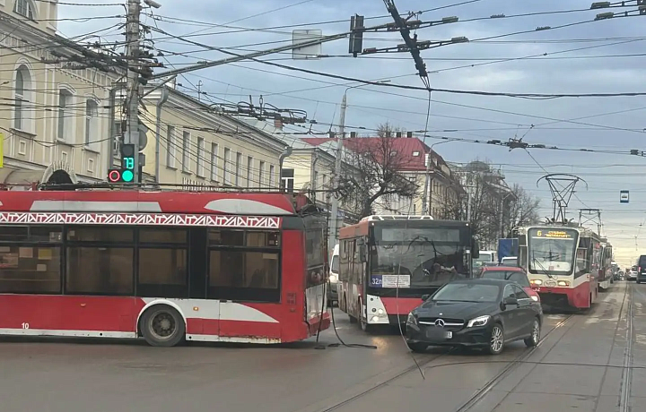 В Туле на улице Октябрьской остановлено движение из-за обрыва контактной линии
