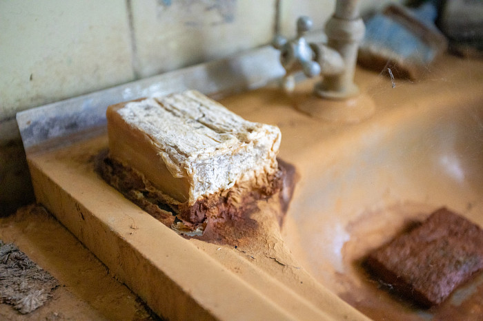 «Дыры в стенах закрываем куртками»: как жители аварийного дома в Щекинском районе пять лет ждут расселения