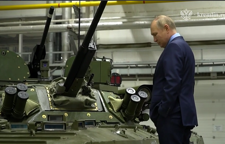 Путин посетил тульское КБП имени академика Шипунова и осмотрел бронетехнику для СВО