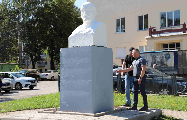 Бюст Владимира Ленина вернули после реставрации в Пролетарский округ Тулы