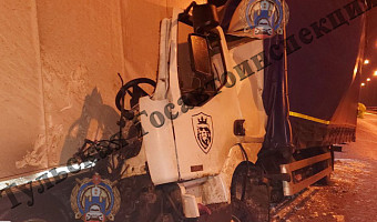 Грузовик врезался в припаркованный тягач на трассе М-2 в Тульской области