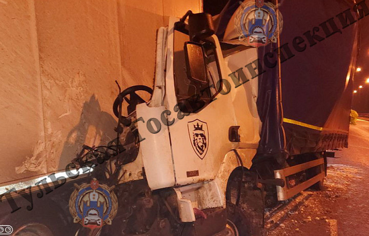 Грузовик врезался в припаркованный тягач на трассе М-2 в Тульской области