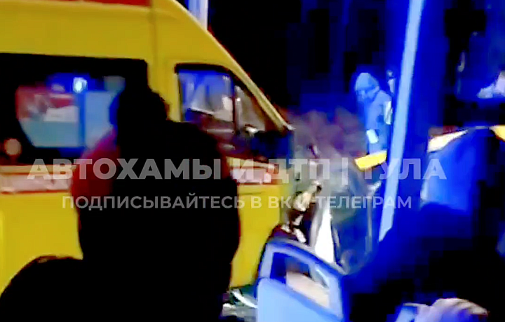 Водитель автомобиля Renault, попавшего в ДТП со скорой на Новомосковском шоссе Тулы, ехал на летней резине