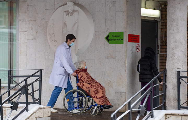 В Тульской области увеличат компенсации на покупку спецодежды для соцработников и медиков