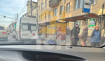 На остановке на улице Советская в Туле лежит труп