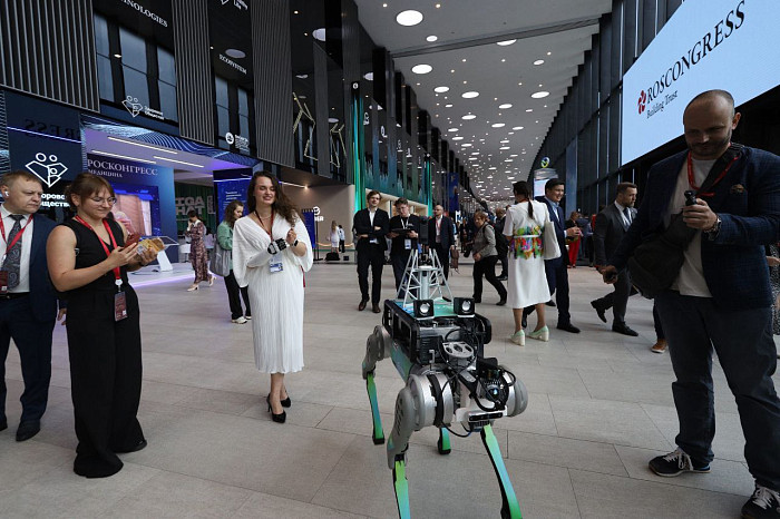 Люди, машины, роскошь: яркие фото третьего дня ПМЭФ-2024