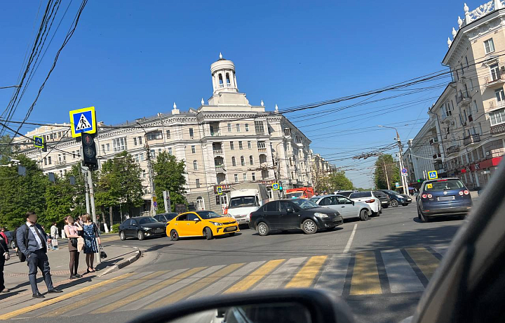 На пересечении проспекта Ленина и улицы Первомайской в Туле произошло массовое ДТП