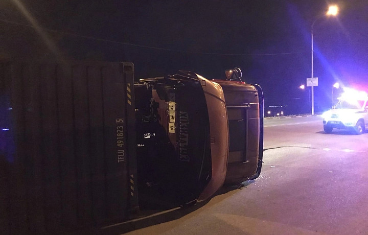 Ночью в Алексине на кольце перевернулась фура