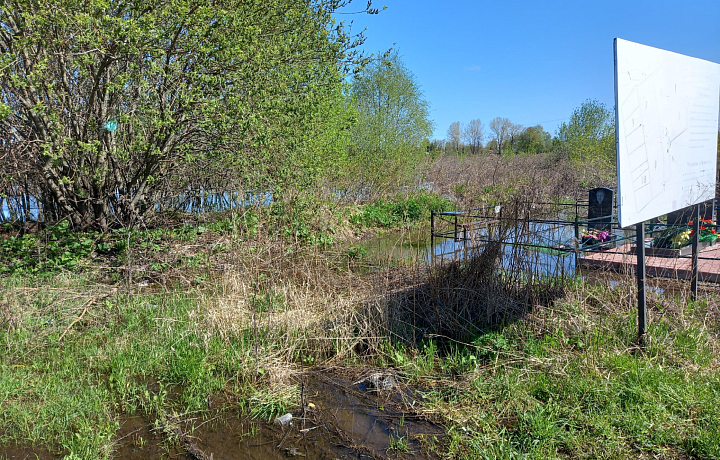 В Новомосковске начали откачивать воду с затопленной части городского кладбища