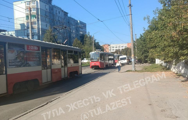 На улице Федора Смирнова в Туле трамвай сошел с рельсов