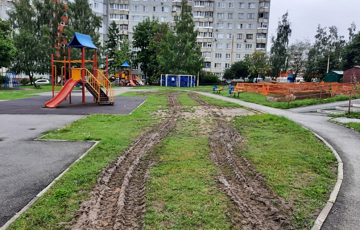 Туляк пожаловался на состояние детской площадки после ремонта труб