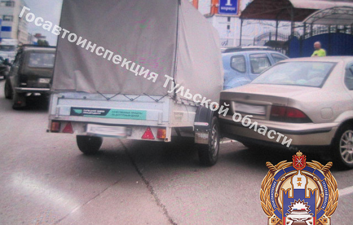 Прицеп от «ВАЗа» сбил две машины и пешехода на улице Демонстрации в Туле