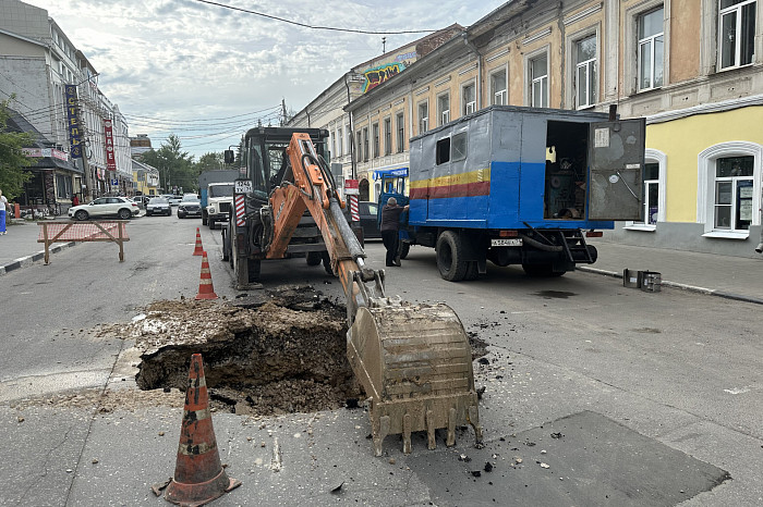 Яму на улице Каминского в Туле начали ремонтировать