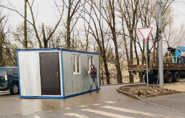 Погрузчик-манипулятор «сбросил» на дорогу строительный вагончик в Туле