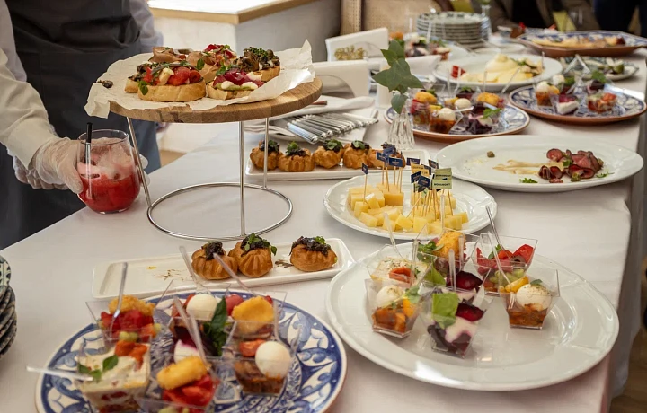 Этикет в вихре новогодних праздников: как оставить о себе на корпоративе только приятные впечатления