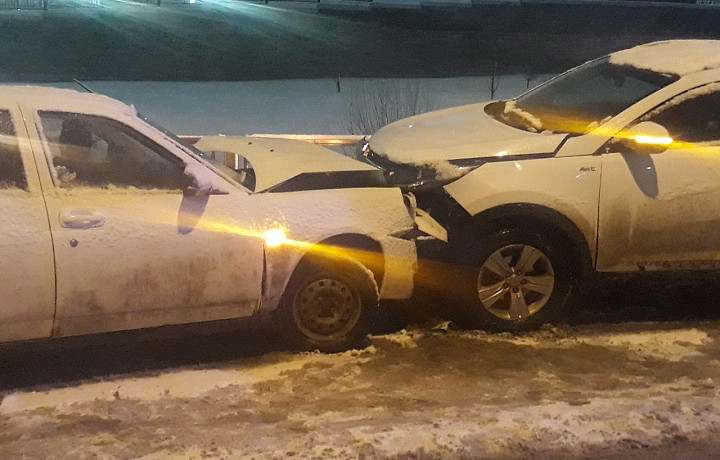 В Туле Lada не вписалась в поворот и выехала на встречку