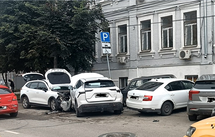 На улице Пушкинской в Туле пять автомобилей попали в массовое ДТП