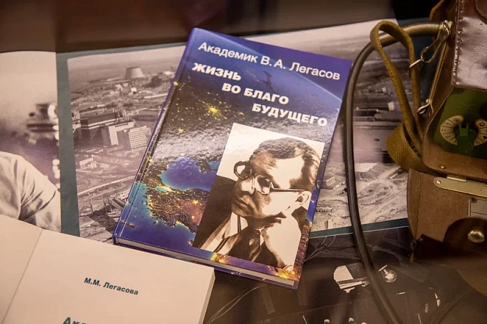 Из сухих фактов создать живую историю – драматург и режиссер о спектакле «Легасов: надо жить»