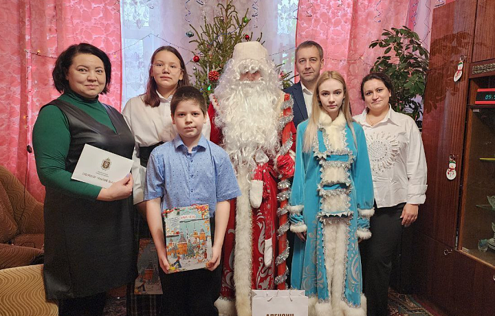 Семья из Алексина получила новогодний подарок от Алексея Дюмина