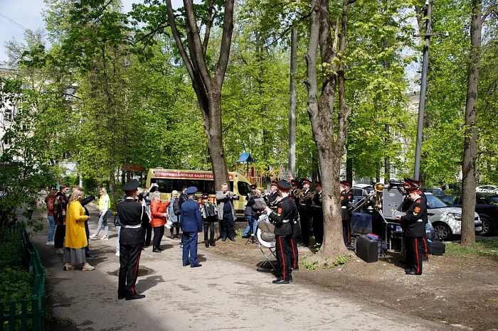 Тульские кадеты и студенты поздравили ветерана Великой Отечественной войны с наступающим Днем Победы